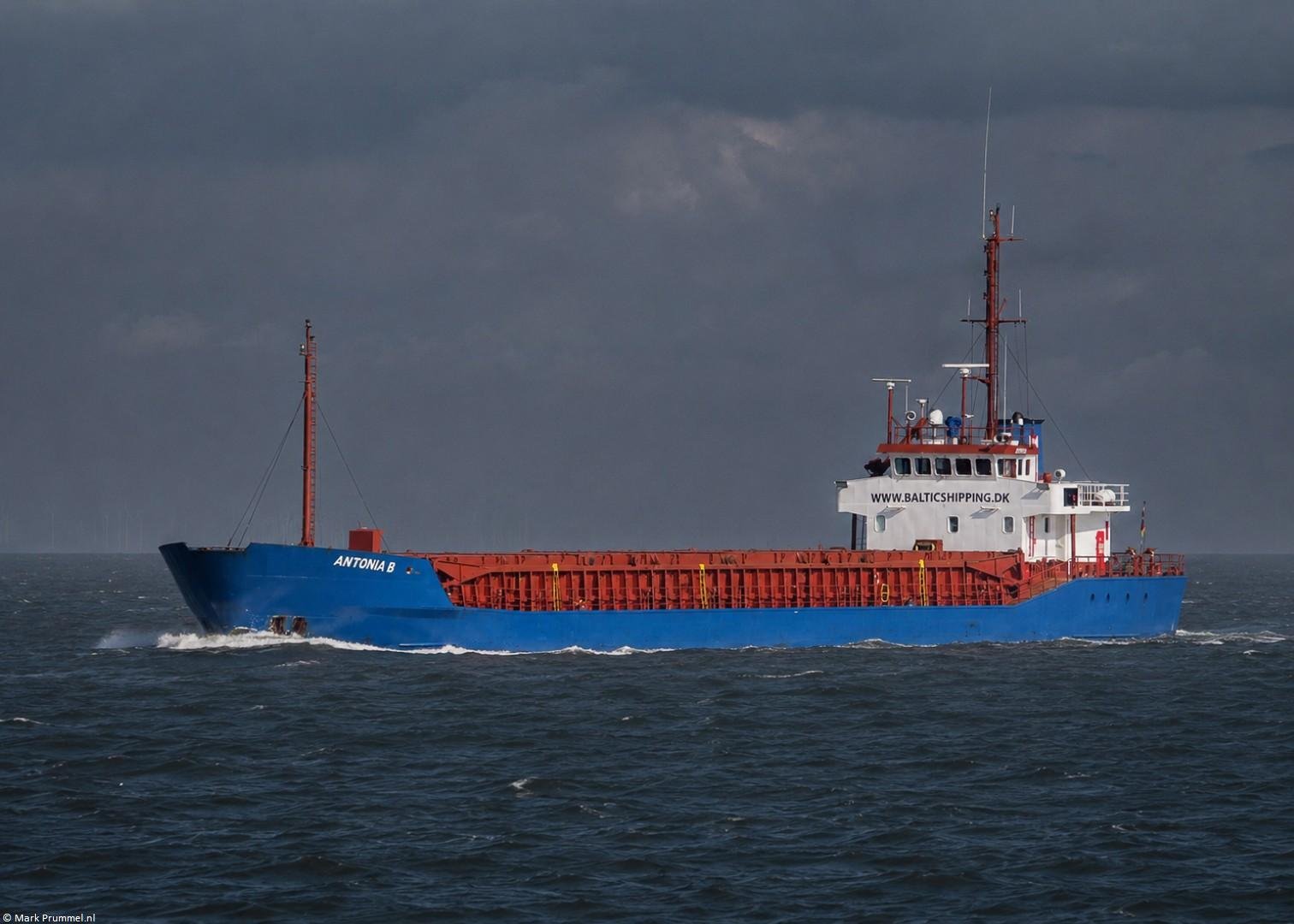 Antonia B passing Cuxhaven, 17-05-2025 Antonia B passing Cuxhaven, 17-05-2025