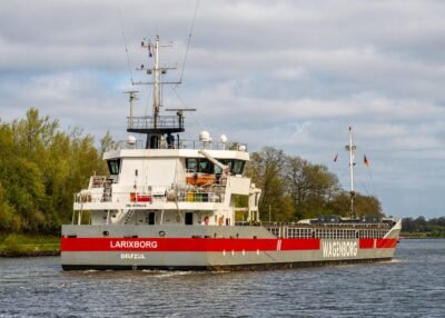 Larixborg in Kiel Canal passing Landwehr, 25-04-2026
